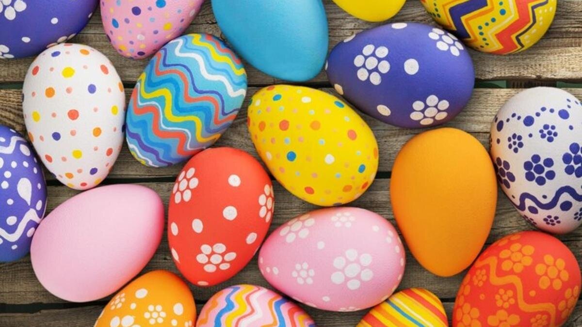    Разноцветные пасхальные яйца:Freepik