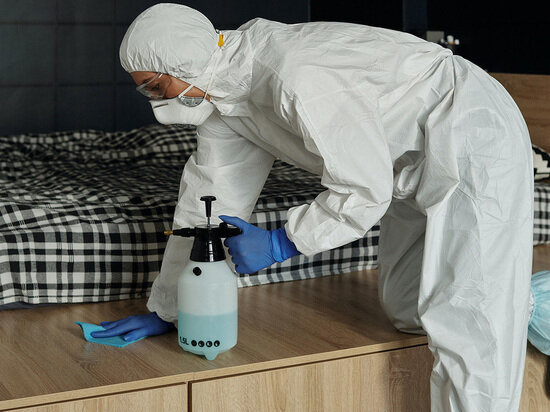     Уборку мастера специфического клининга проводят только в костюмах и масках. Фото: Pexels