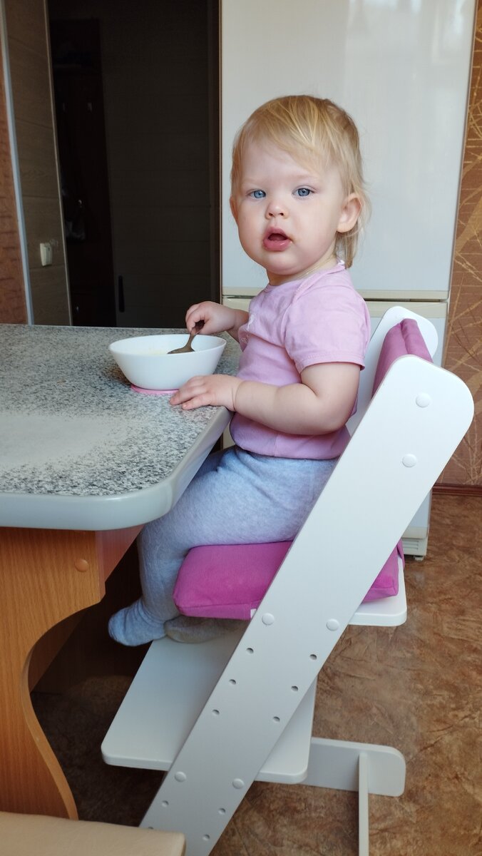 1 год и 7 месяцев. Кушаем суп.