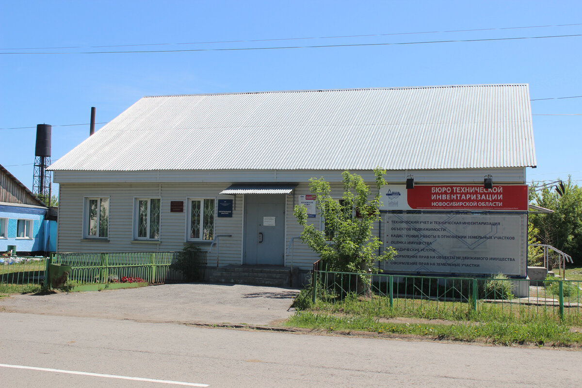 На фото. Бывший райвоенкомат на родине автора.