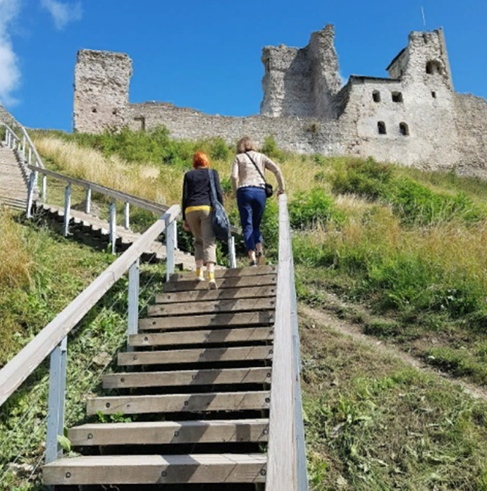 Подъем на холм к замку Раковор (Раквере). Фото из открытых источников Яндекс.Картинки