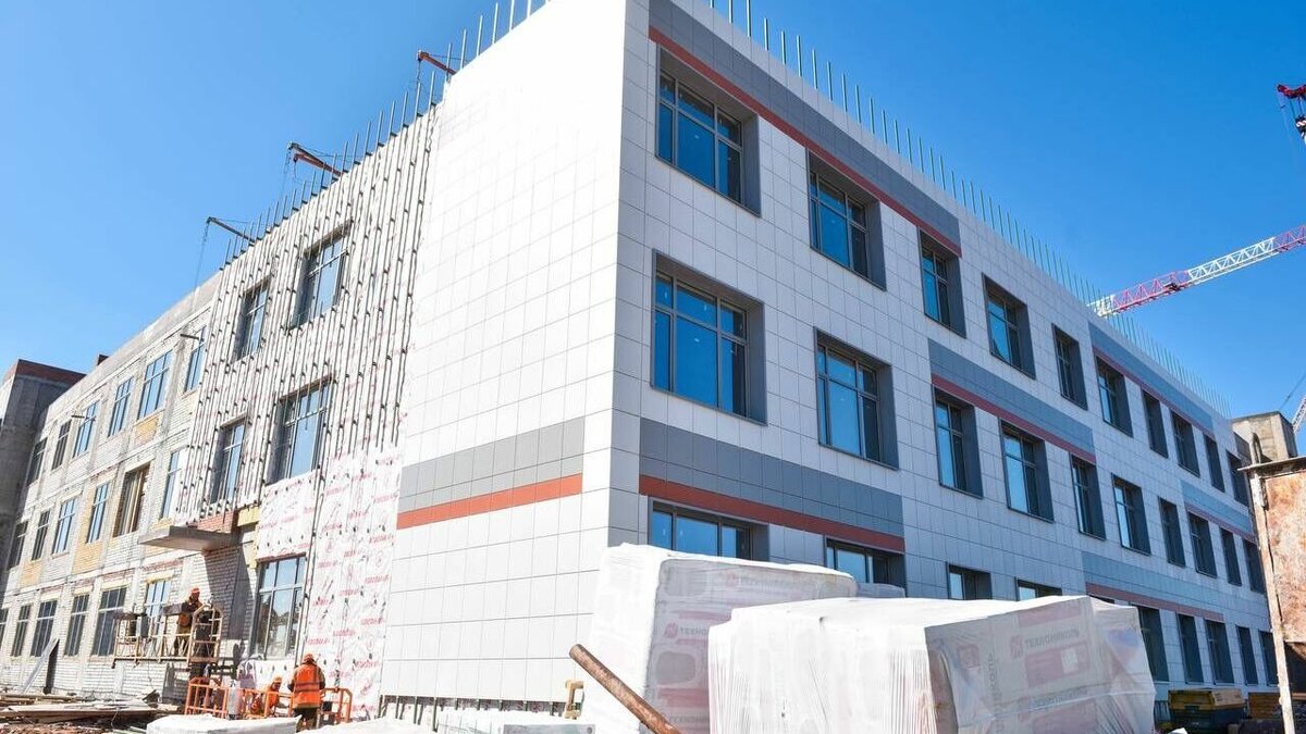     В Набережных Челнах строится школа на 1 501 мест в 34-м комплексе. Мэр города Наиль Магдеев оценил работы и поделился результатами инспекции в своем Telegram-канале.