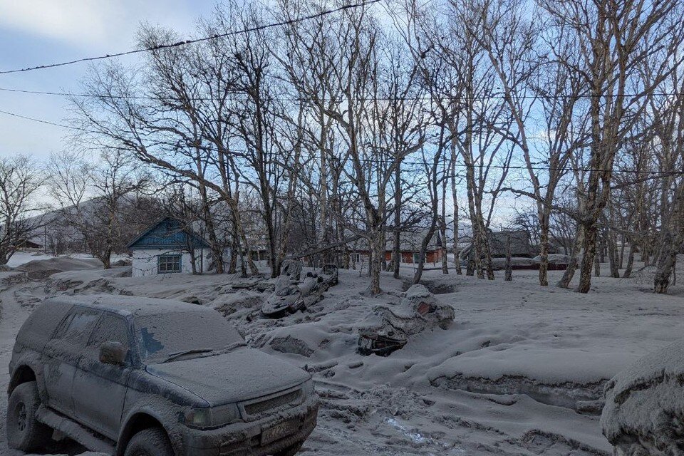     Утро после пеплопада, 12 апреля 2023. Фото: Дмитрий Мельников / Telegram-канал @s_volcanology