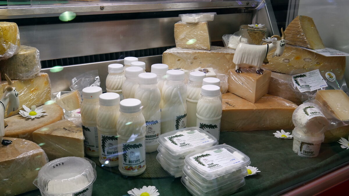 Сыров и любой молочной продукции - завались.