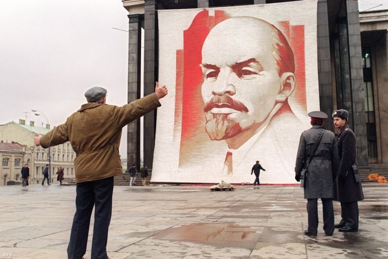 Праздничное оформление Библиотеки имени В.И. Ленина в Москве. 1989 год

Из новостей: накануне 9 Мая вновь возник вопрос о драпировке Мавзолея.