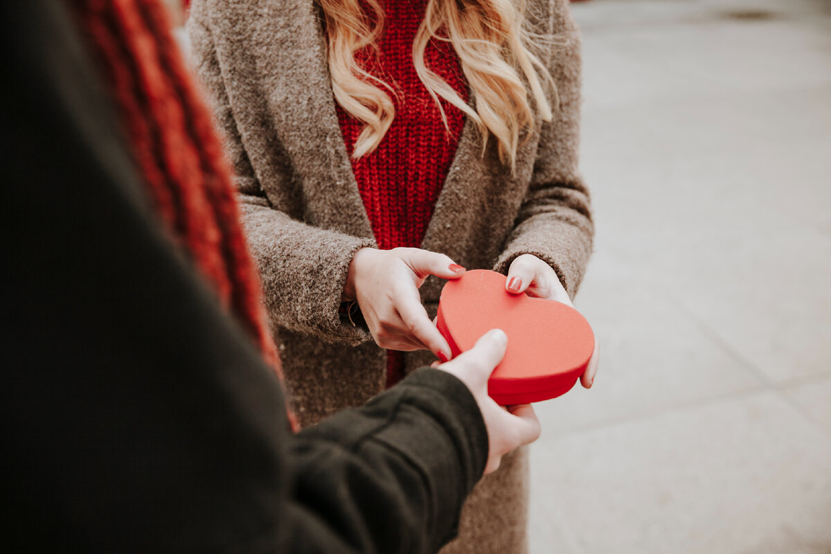Изображение от <a href="https://ru.freepik.com/free-photo/unrecognizable-couple-with-gift-on-street_1530489.htm#query=%D0%BF%D1%80%D0%B5%D0%B4%D0%BB%D0%BE%D0%B6%D0%B5%D0%BD%D0%B8%D0%B5%20%D1%80%D1%83%D0%BA%D0%B8%20%D0%B8%20%D1%81%D0%B5%D1%80%D0%B4%D1%86%D0%B0&position=2&from_view=search&track=robertav1_2_sidr">Freepik</a>
