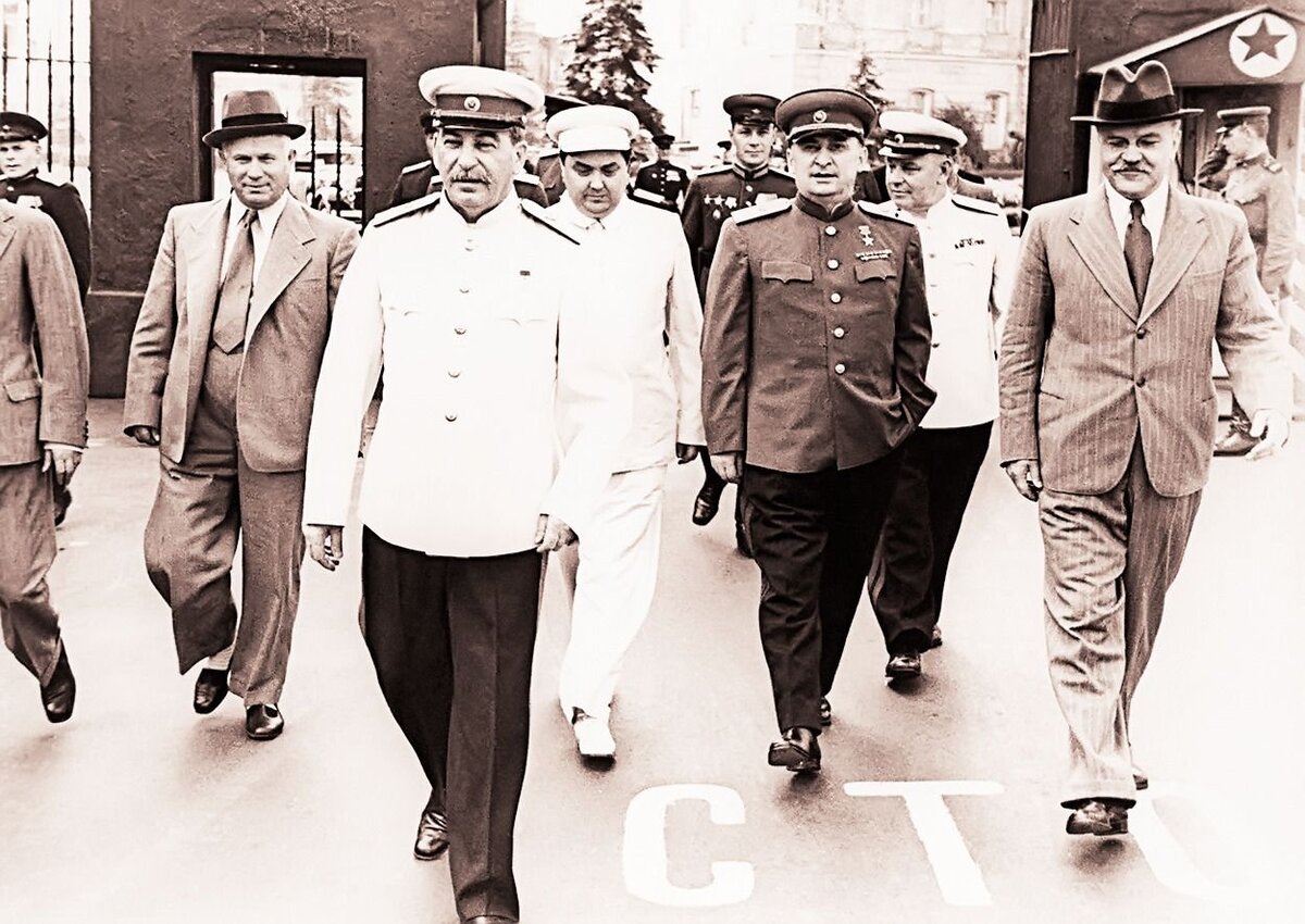      Сталин обходит свои владения