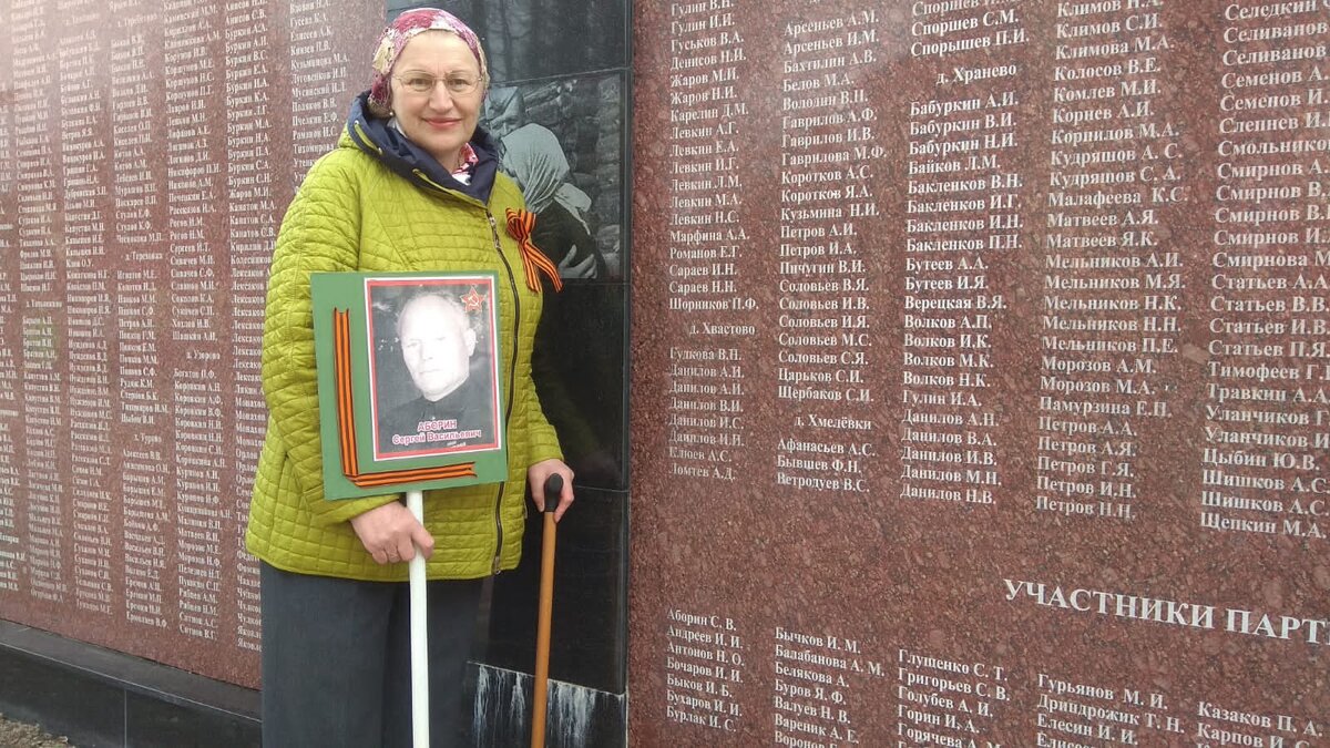 Около памятной доски с именем моего деда