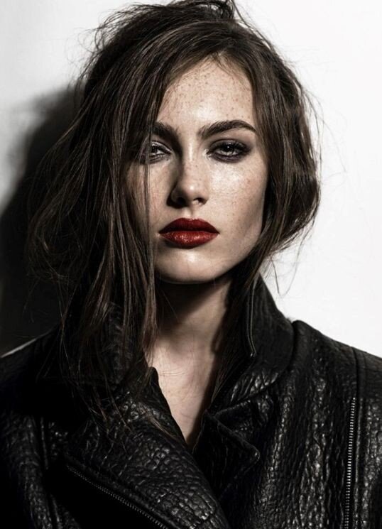 (Задумывался как небольшой роман на романтизированно-бандитскую тему петербурга. Девушка Владислава встречается с Савелием  - обычным парнем с района. Он про неё почти ничего не знает, но его это устраивает, так как Влада классная. Савелий работает в автоиастерской и незаметно примыкает к "темной стороне" - его просят сделать небольшие поручения, что в итоге приводит к прямой работе на "смотрящего" в районе, которого Сава боготворит. Влада ничего не уточняет, говорит, что это не ее дело.Влада тоже постепенно вытягивается в компанию из-за Савы, но нехотя. Ею заинтересовывается смотрящий - она не вписывается в их общество, она странная, и только он это замечает. Соблюдает дистанцию, но все же подкатывает к ней - только с ним она может разговаривать ТАК. Не только о футболе и машинах. Он говорит, что, мол, зачем тебе Сава. Она говорит, что держится за свое. Смотрящий предсказывает - парниша может не пережить медные трубы Специально-нечаяно даёт Саве прибыльную работу, тому от денег срывает крышу, он начинает принимать наркотики. Влада все равно с ним. Но однажды за игрой в карты его берут на слабо и он "ставит" Владу. Она говорит, что это невозможно, это же не кино - как её продадут? Но Смотрящий спрашивает, где она живёт и на чьи деньги. Её содержит Сава. А теперь будет он. Считай, продали.На тот момент у них уже странно-дружеские отношения. Но вместо схемы "жить вместе" она спрашивает, как может без последствий "откупиться" - Чем помочь, чтобы не быть должной за Саву и уйти. Случайно помогает в сделке.Оказывается, она сама - дочь известного "бандита" (так далеко в сюжете не зашла, поэтому не копала, но будет правдоподобно, сейчас наметки) - её мать погибла когда Влада была еще маленькой. Её убили из-за деятельности отца, хотя он жену старался дальше от всего держать. От горя он обезумел и решает, раз такая тактика не помогла, значит, дочь надо максимально погрузить в их дело, чтобы она знала что происходит и могла себя защитить.Владе это не нравится. Она сбегает из дома без денег, одежды, документов после того, как отец говорит, что она должна в любой ситуации знать, что делать. Она не зря учила анатомию последний месяц - стреляет ей в плечо, рядом врач, под присмотром которого она должна оказать себе самопомощь.Поэтому она про себя ничего не рассказывает, выбирает самого обычного парня и только по иронии судьбы тот начинает заниматься тем же, чем её отец. Далее сюжет смутно помню, но как нибудь эту вещь обязательно допишу.