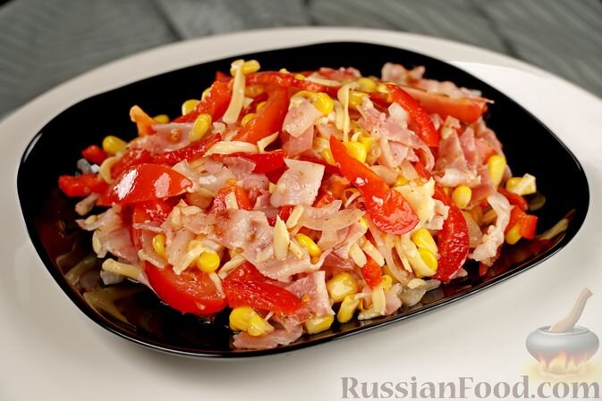 кукуруза консервированная, помидоры, перец болгарский, лук репчатый, бекон, сыр твёрдый, масло оливковое, сок лимона, чеснок, майоран, перец красный молотый, перец чёрный молотый, соль