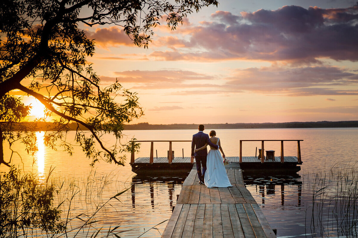 Красивые фото, удобное размещение, наслаждение природой - свадьба в загородном отеле "Волынь" запомнится вам навсегда! 