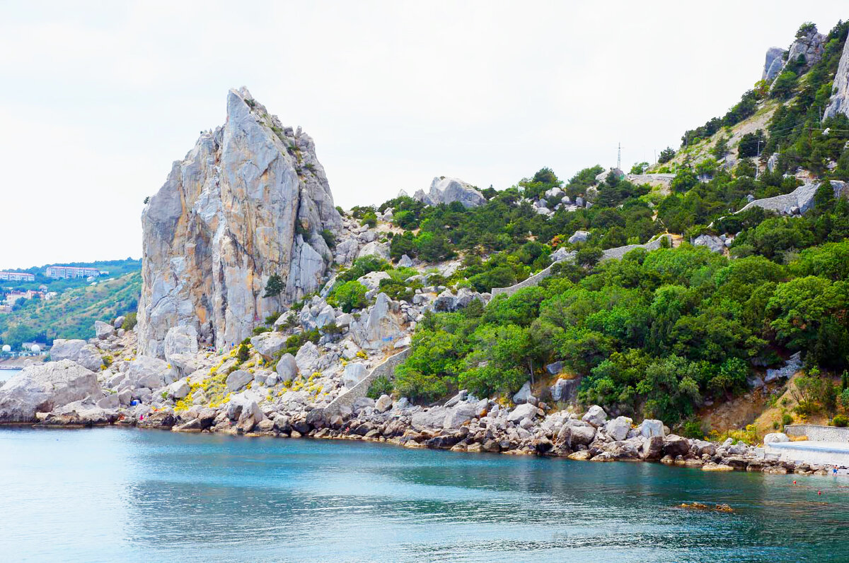 Симеиз , скала Крыло лебедя.