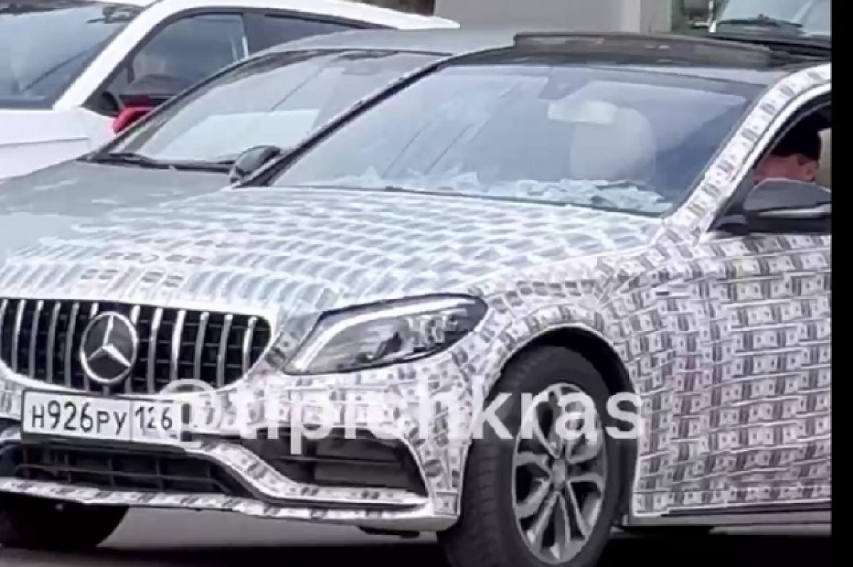    Краснодарцев удивила машина блогера, полностью обклеенная долларами