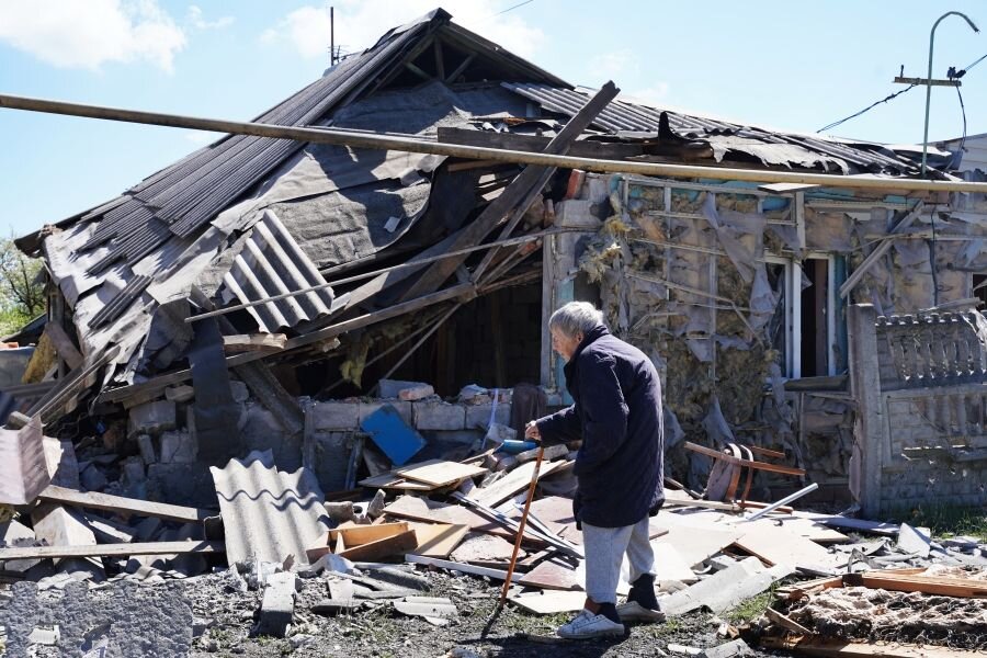    Женщина у жилого частного дома, разрушенного в результате обстрела со стороны ВСУ. Донецк © Сергей Батурин/РИА Новости