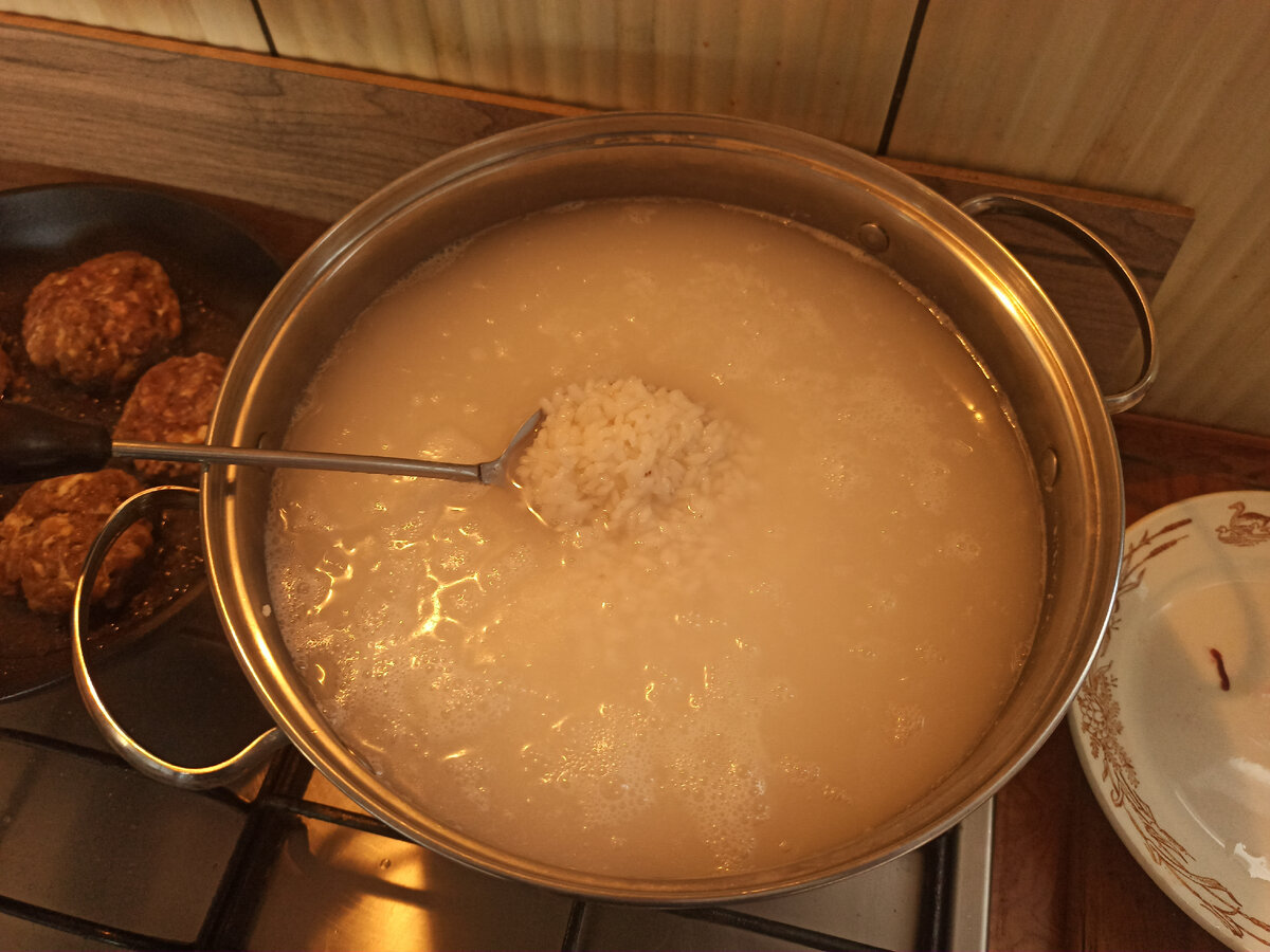 Рецепт приготовления ароматного, наваристого и сытного супа с тефтелями и картофелем. Рецепт (кастрюля 5 л.): Мясо (мякоть говядины) - 1 кг. Лук - 2 шт. Морковь - 1 шт. Картофель - 5 шт.-2