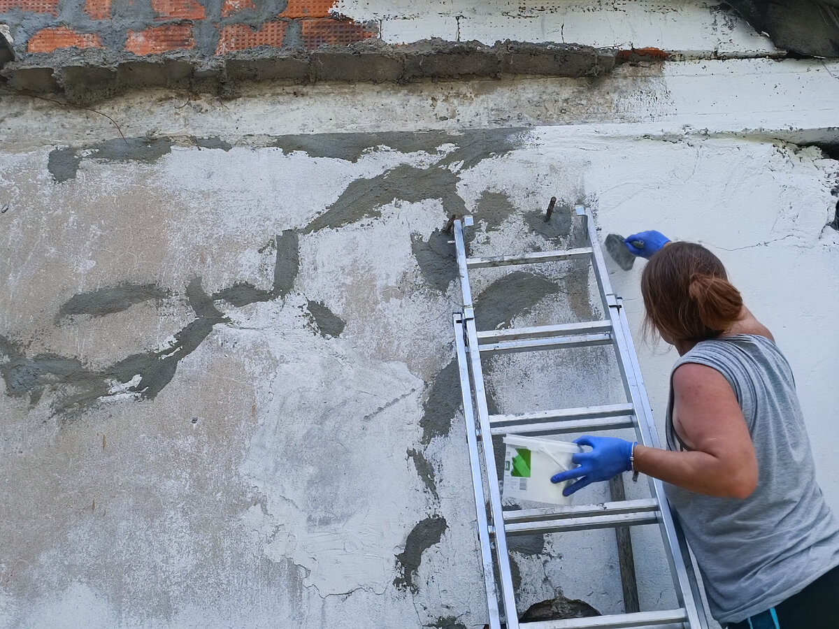 В планах - восстановить разрушенные части и покрасить эту стену, а под ней разбить клумбу, место хорошее, солнечное