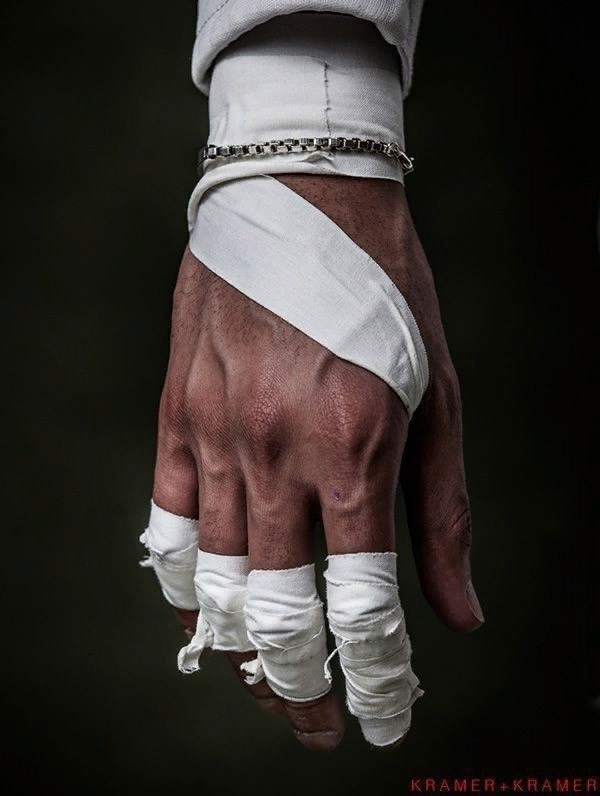 Руки без бинтов. Аниме бинтование бинтование руки. Повязка на руку. Бойцовские бинты на руки. Человек с перевязанной рукой.