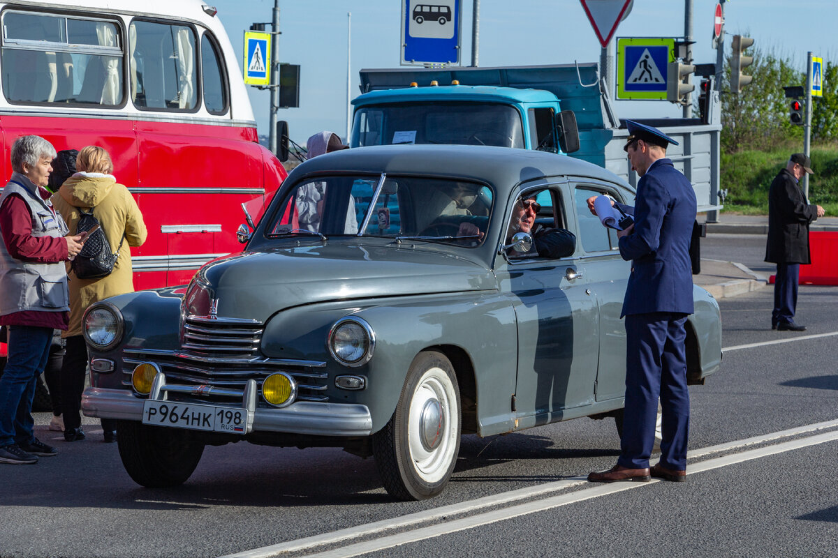 Следующая по древности рода - ГАЗ М20 Победа. Здесь в кадр попал и один из организаторов парада - Федор Черноусов.