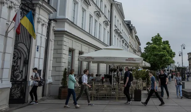 Украинский и польский флаги висят в центре Варшавы. Фото: Касия Стрек/The Observer.