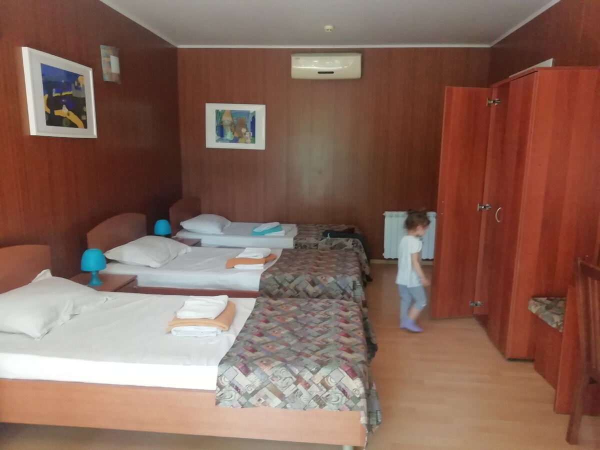 Это наш номер , дети играли в прятки в шкафах