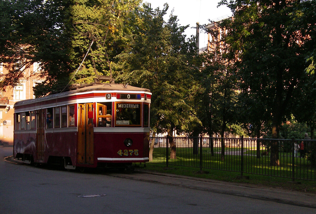 Фотография 2005 года - музейные вагоны выпустили в город