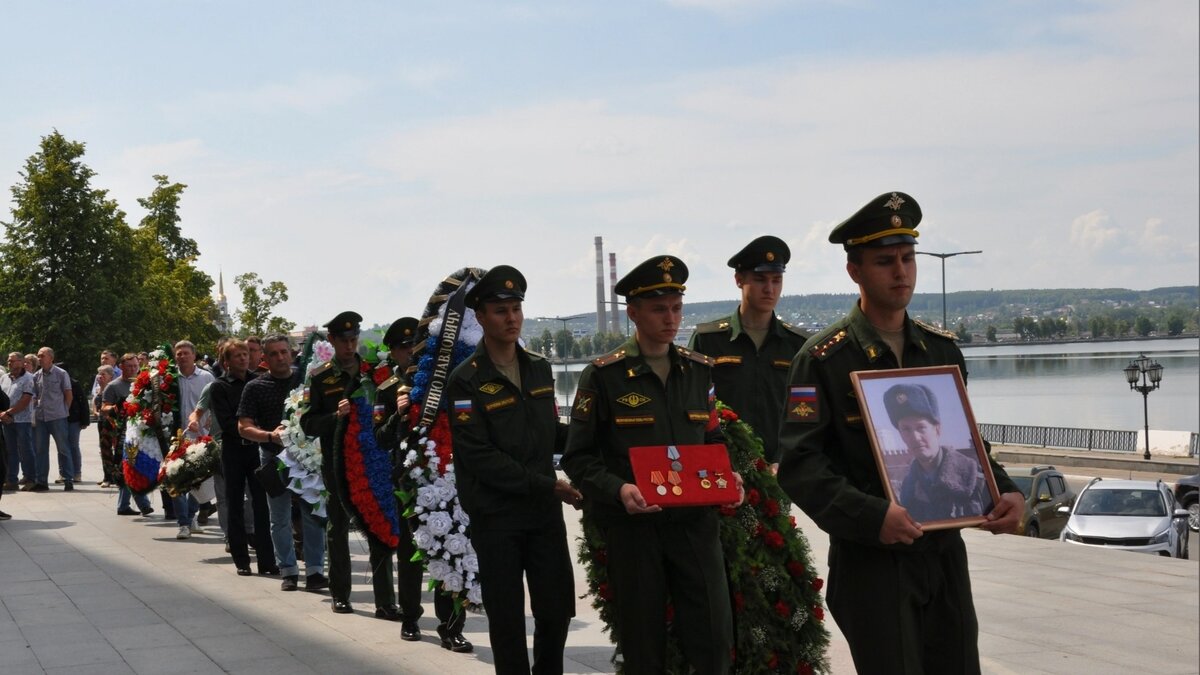     В Воткинске прошло прощание с майором Мельниковым Евгением Павловичем.