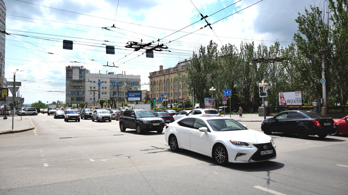     Самолет из Баку экстренно сел в аэропорту Волгограда, КамАЗ загорелся на городской дороге, экскаватор остановил навсегда водителя «Лады».