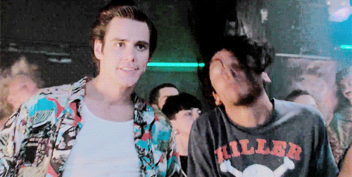 Сцена из первой части фильма Ace Ventura. А вот ссылка на фрагмент из фильма на ютюбе https://www.youtube.com/watch?v=mH3La3RJdNA