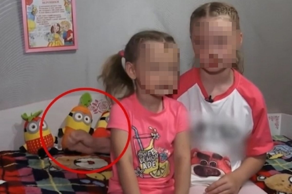    Девочку научили жесту журналисты?