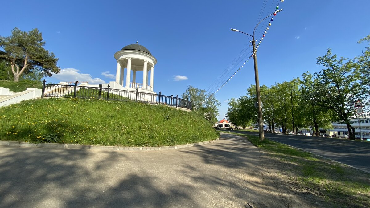 Беседка А.Н. Островского на набережной Волги.