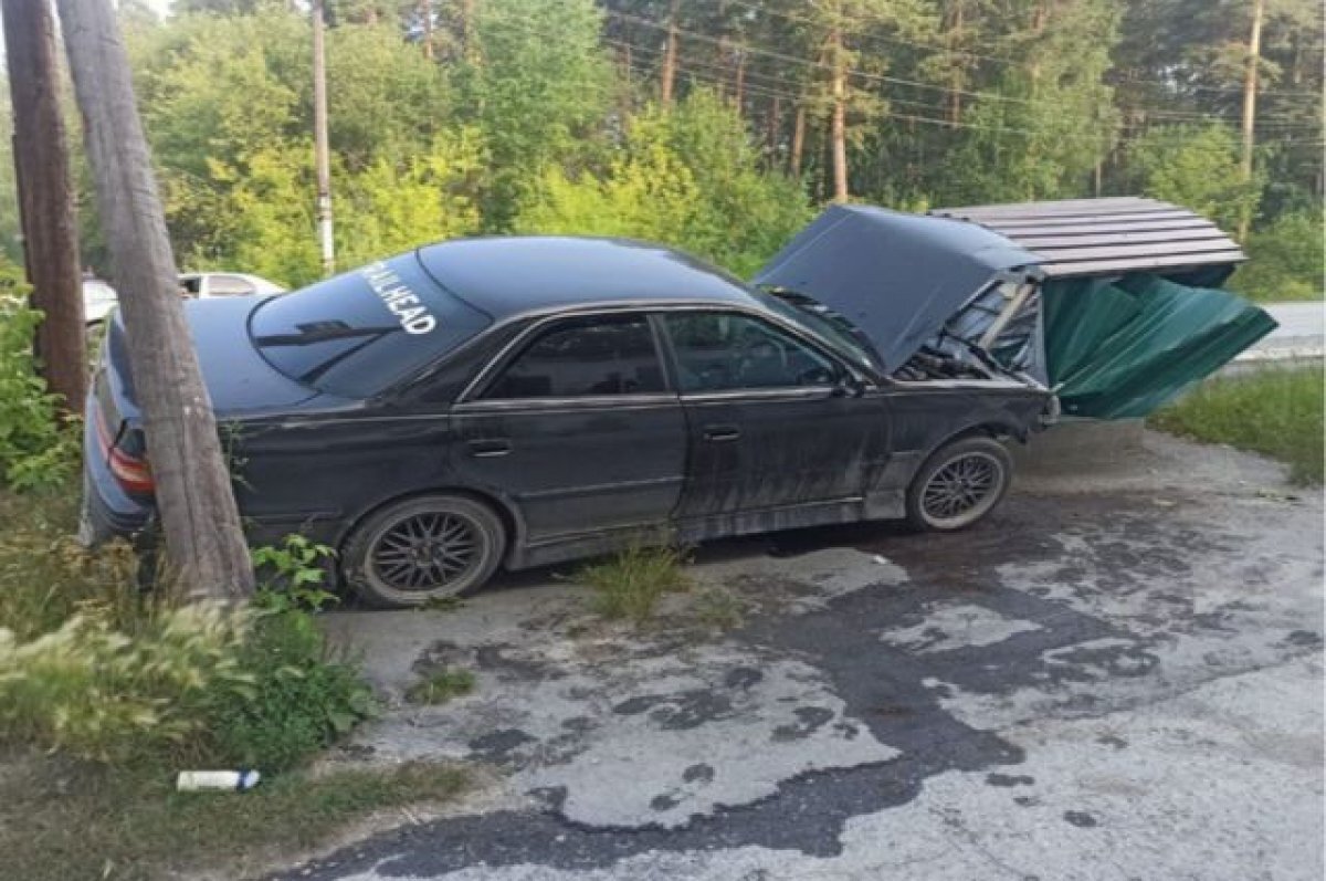    В Свердловской области водитель на иномарке снесла остановку