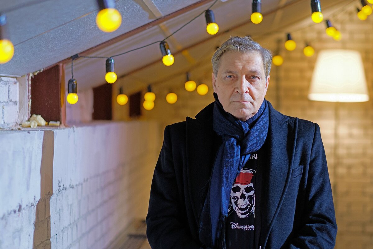 Нацпредатель Александр Невзоров. Этнически русский, прекрасно говорит по-русски. Ненавидит Россию и желает ей поражения.