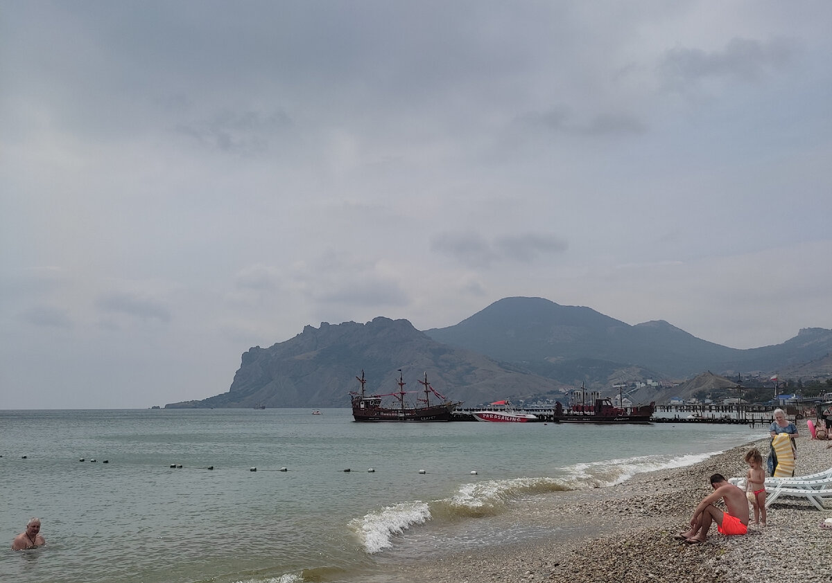 Пляж в Коктебеле.