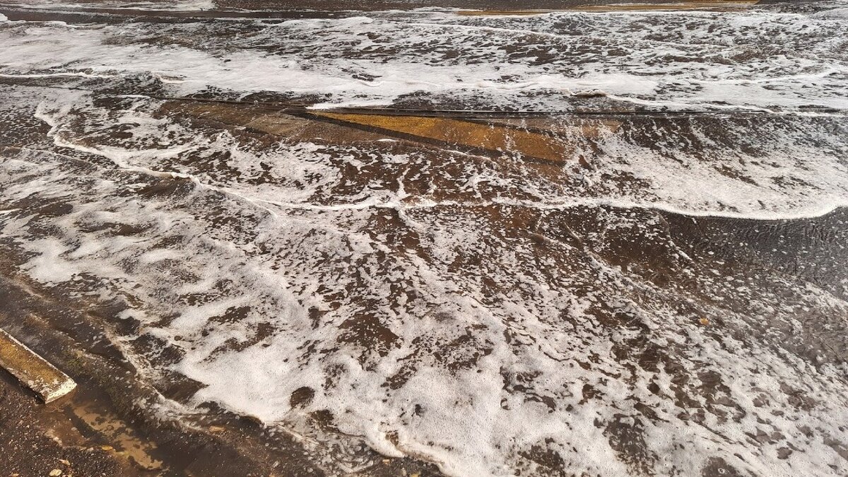     В Нижнем Новгороде «жертвой» непрекращающегося дождя стала машина скорой помощи. В социальных сетях очевидцы разместили видеоролик с транспортным средством, которое толкают по воде, скрывающей ее колеса.