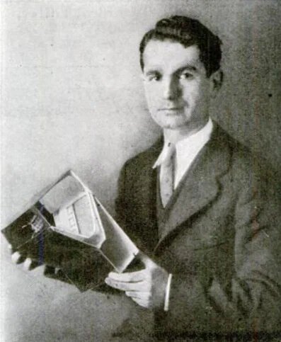 Лютер Симджян с прототипом фотографирующего устройства Источник: Wikimedia 
