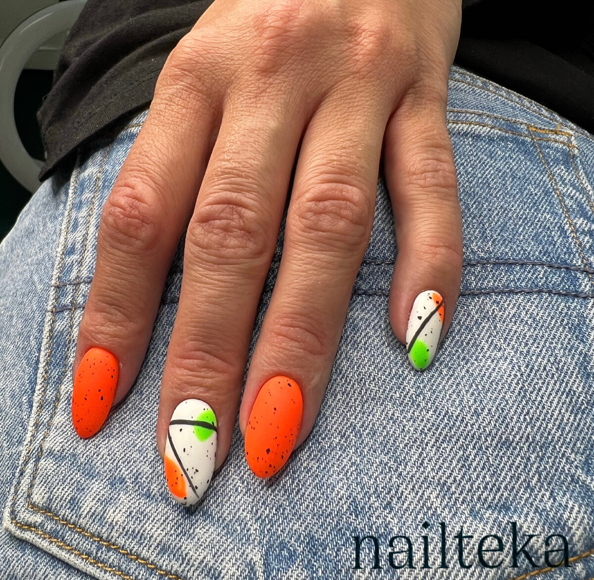 Летние варианты маникюра. Сейчас очень актуальны неоновые цвета под матовым топом с легким вкраплением. Вы не останетесь не замеченной! 