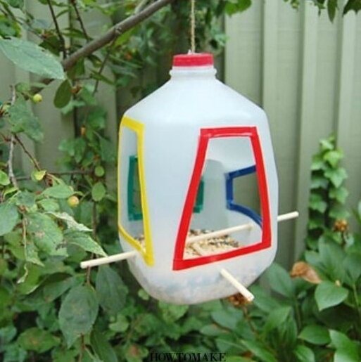 Кормушка для птиц из пластиковой канистры