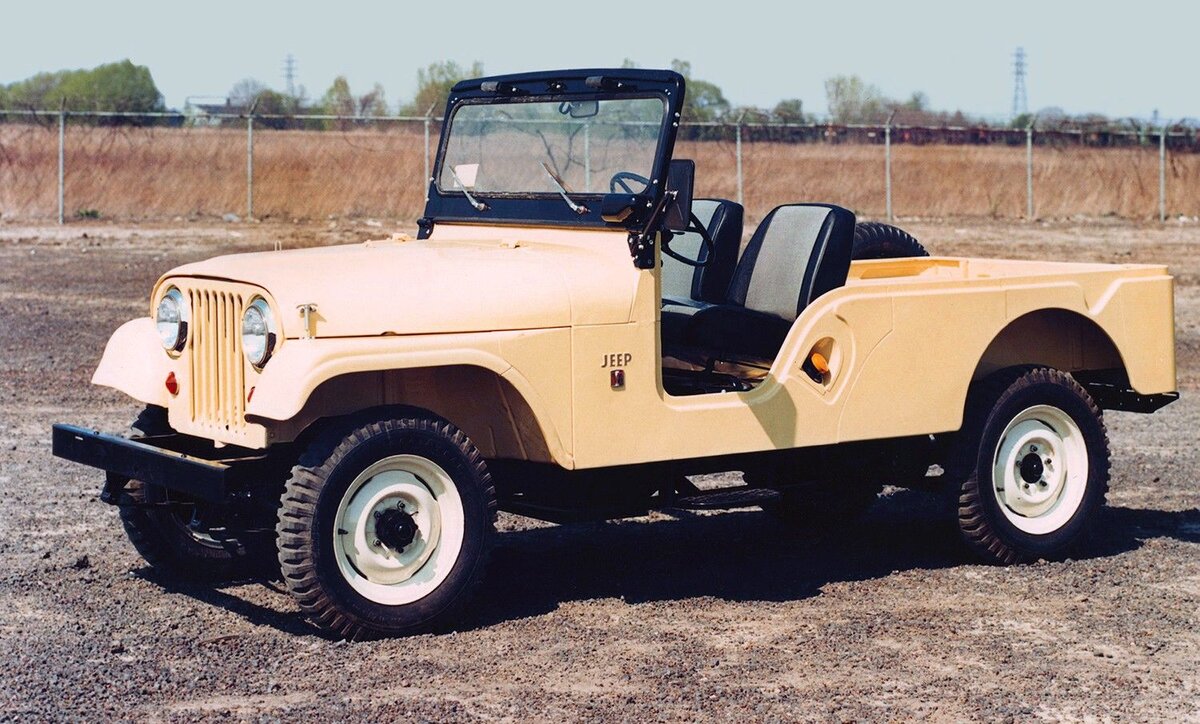 Jeep CJ6 (с увеличенной базой относительно CJ5) - актуальная на начало 1960-х гг. модель