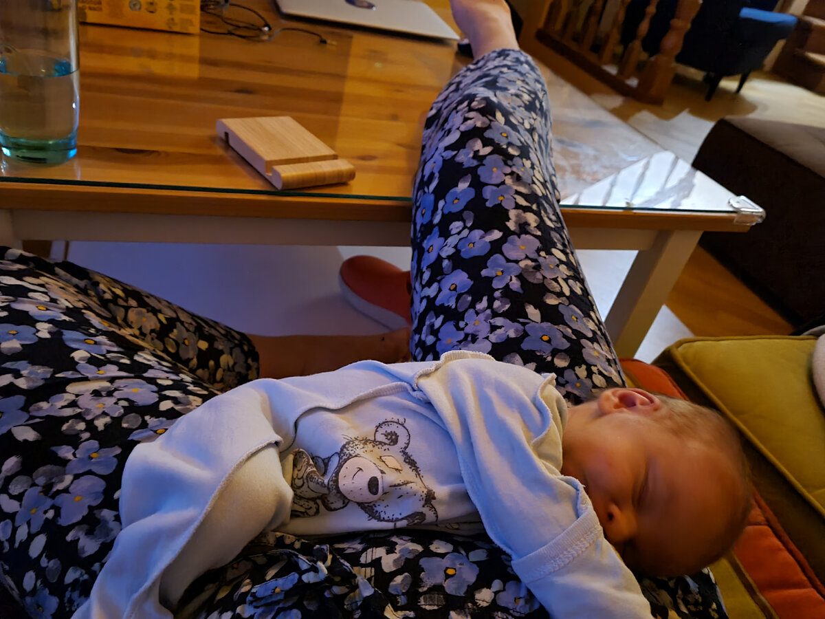 Спит у меня на ногах в 2 месяца