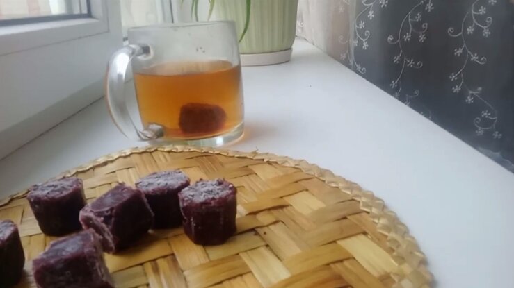 Лед с черной смородиной можно заваривать в чай