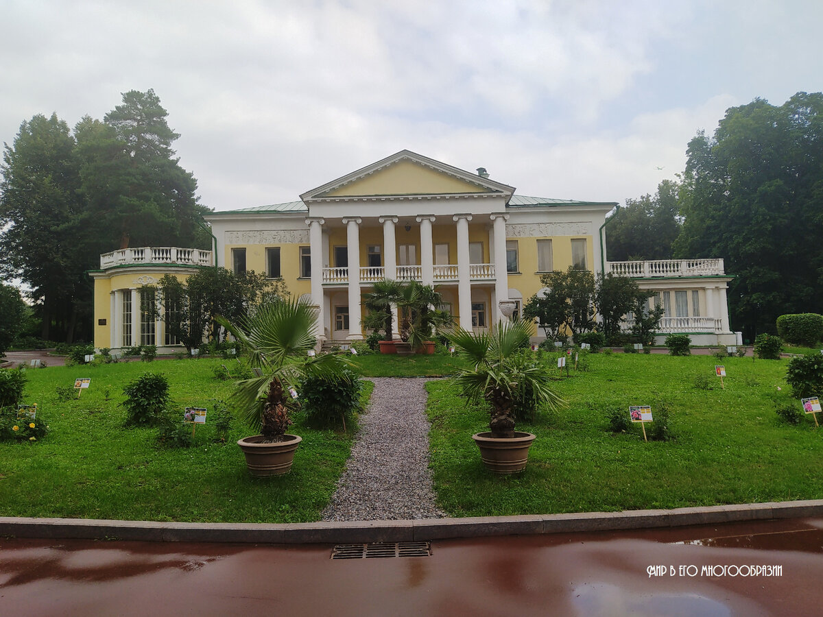 Главный дом усадьбы в Горках. Ныне музей Государственный исторический музей-заповедник "Горки Ленинские"