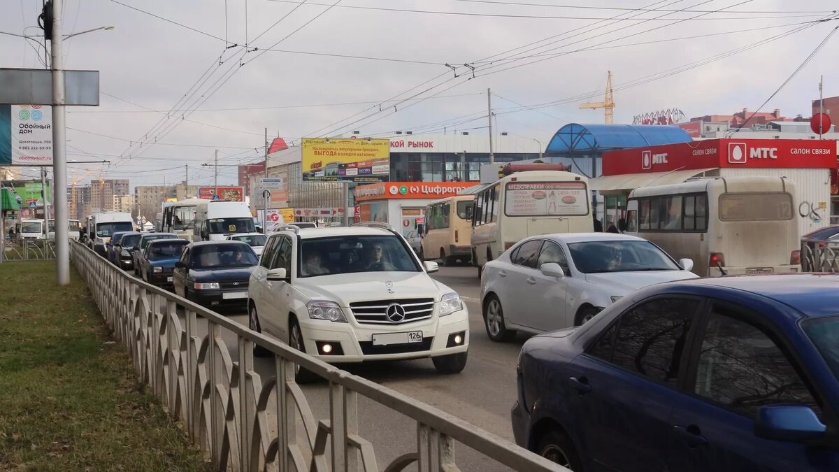     В краевой столице парализовано движение на нескольких улицах, следует из данных сервиса «Яндекс. Карты».