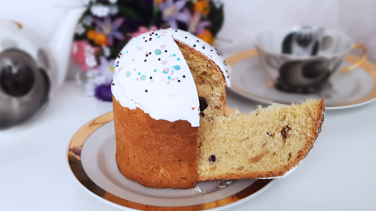 Готовый царский кулич в разрезе