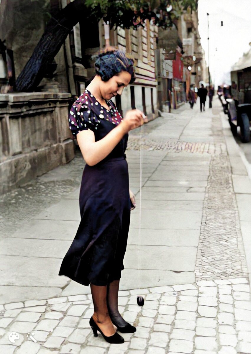 Девушка с йо-йо на тротуаре в довоенном Берлине. Источник изображения: nimbasanar.livejournal.com. Обработано автором