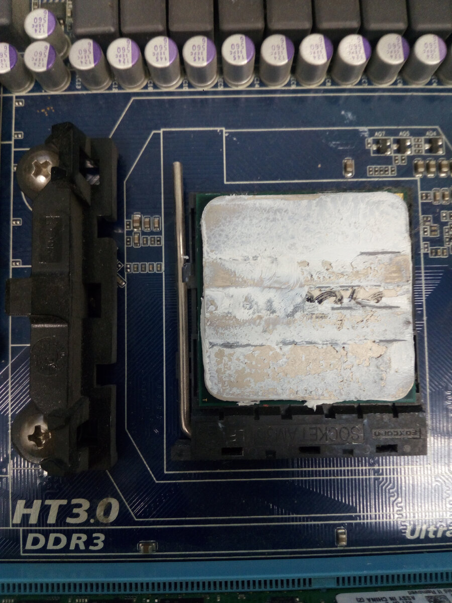 Очищаю старую термопасту на процессоре, подойдет салфетка, бумага