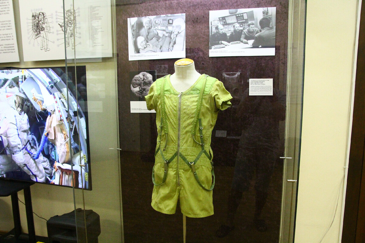 На фото, тренировочно-нагрузочный костюм, космонавта, Героя СССР, Виктора Пацаева