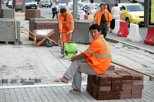 Мигранты укладывают тротуарную плитку