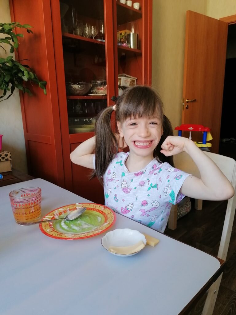 Дарина дома.