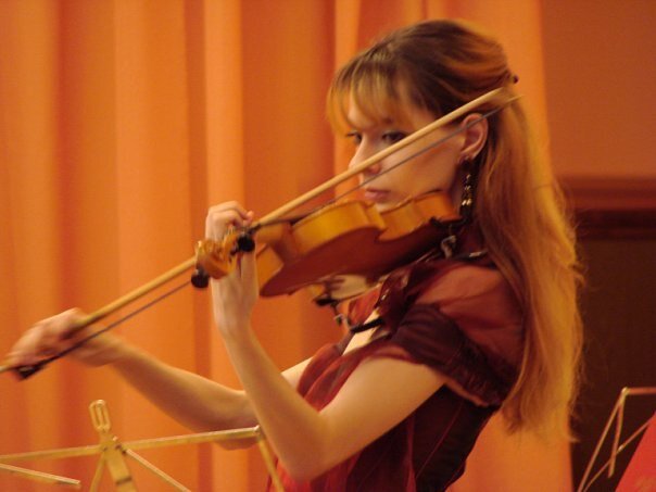 Автор играет на скрипке.. Спасибо маме