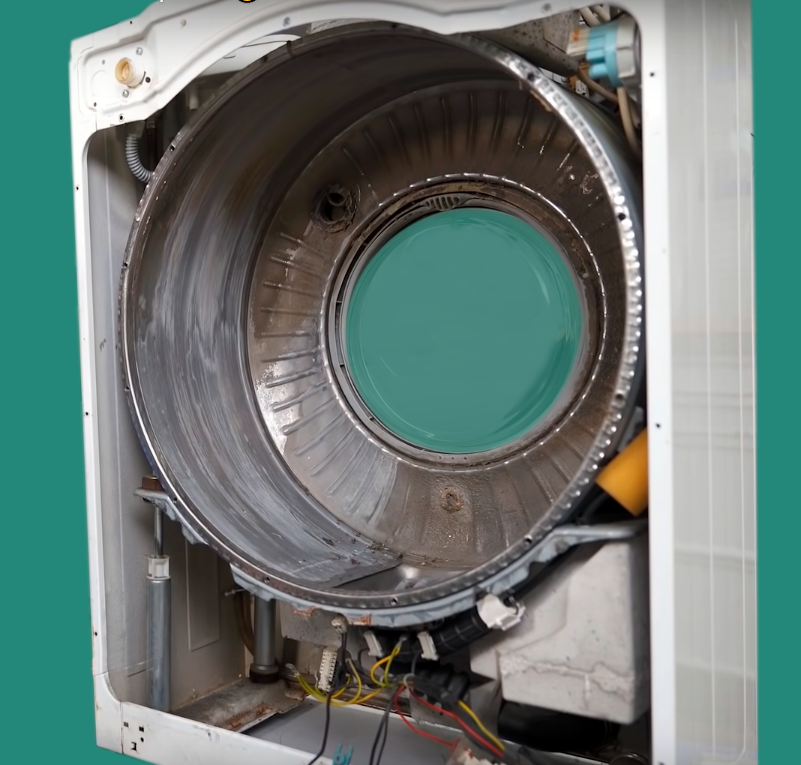 На внутренней поверхности бака стиральной машины, остается не смываемая грязь.  Особенно в верхней части бака, куда попадает меньше воды при вращении барабана.